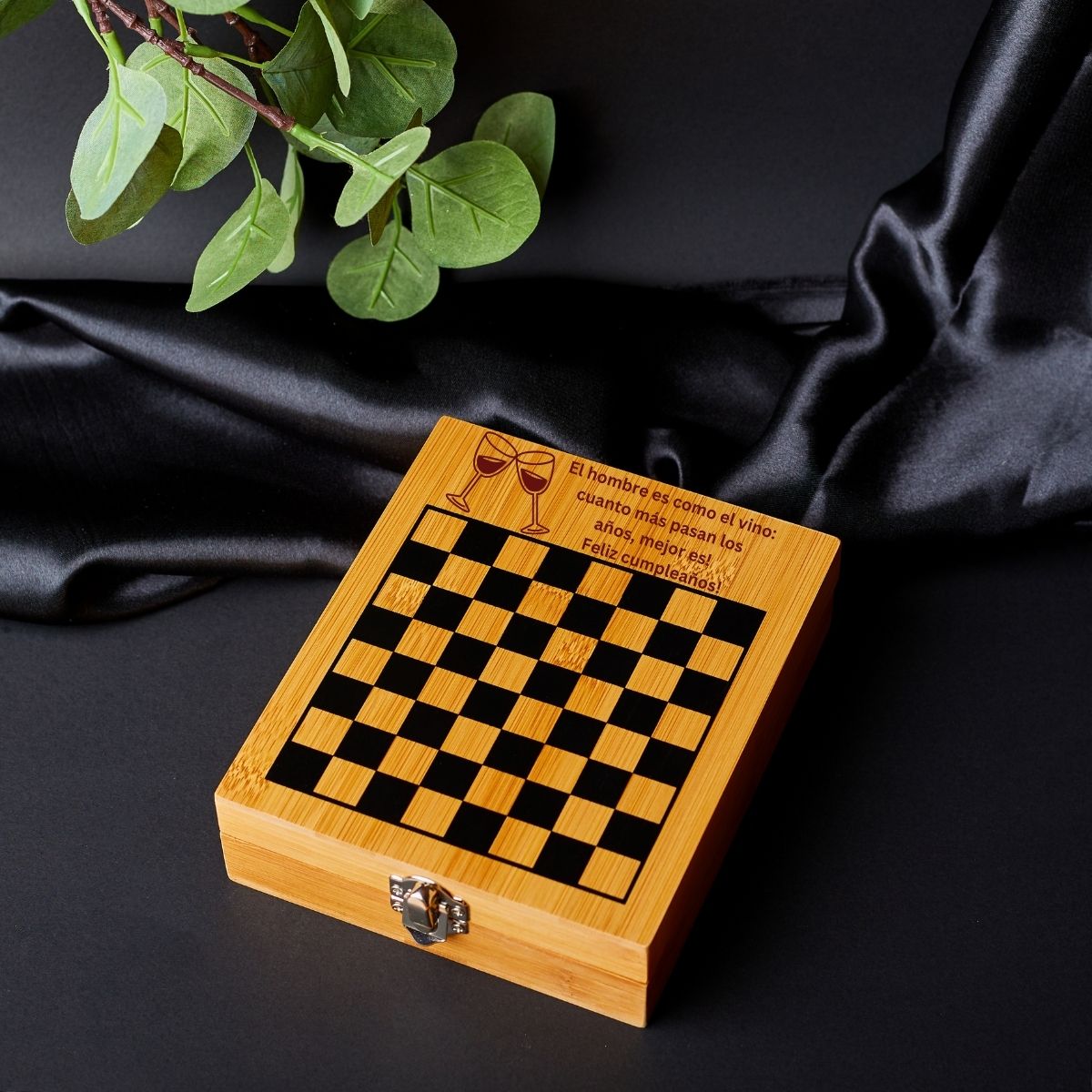 Set de Accesorios para Vino y Ajedrez Personalizado - El hombre es como el vino